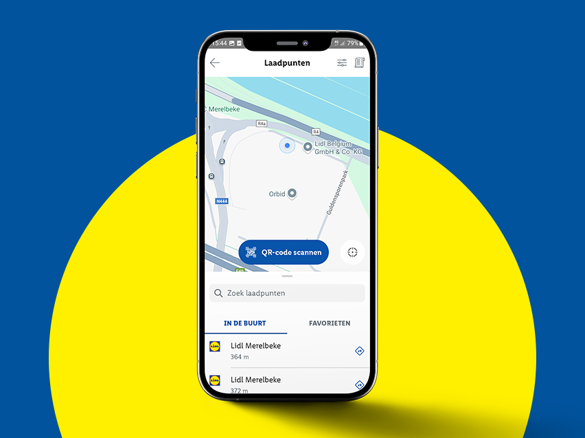 Een smartphone met de Lidl-app die laadpunten in de buurt toont op een kaart.
