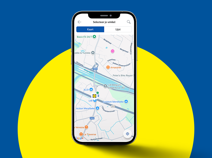 Een smartphone met een kaartweergave van winkels, waaronder Lidl, op een blauw-gele achtergrond.