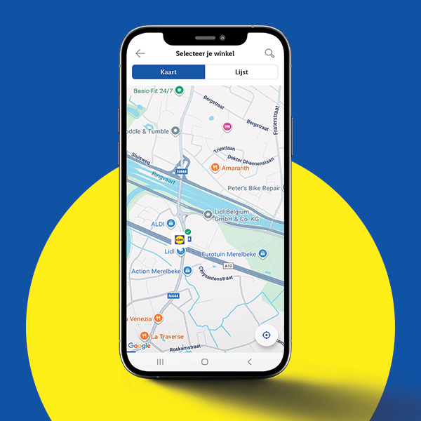 Een smartphone toont een kaart met Lidl-winkels en andere bedrijven in de omgeving.