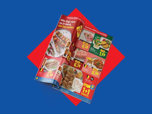 Een open supermarktfolder met vleesspiesjes, kant-en-klaarmaaltijden en speciale aanbiedingen.