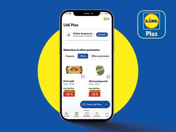 Un smartphone affichant l'application Lidl Plus avec des offres sur les kiwis gold et les mini-pastèques bio.