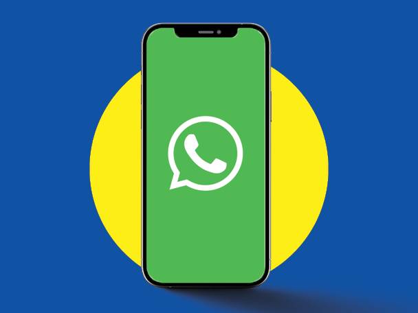 Een smartphone met het WhatsApp-logo op een blauw en geel fond.