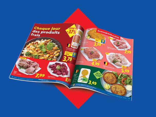 Un dépliant de supermarché ouvert présentant des offres sur la viande fraîche, la volaille et les plats préparés.