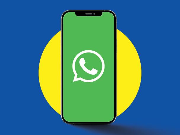 Een smartphone met een groene berichtenapp op een blauwe en gele achtergrond.