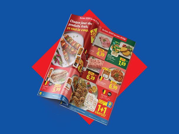 Un dépliant de supermarché ouvert présentant des brochettes, de la viande hachée, des plats préparés et des offres promotionnelles.