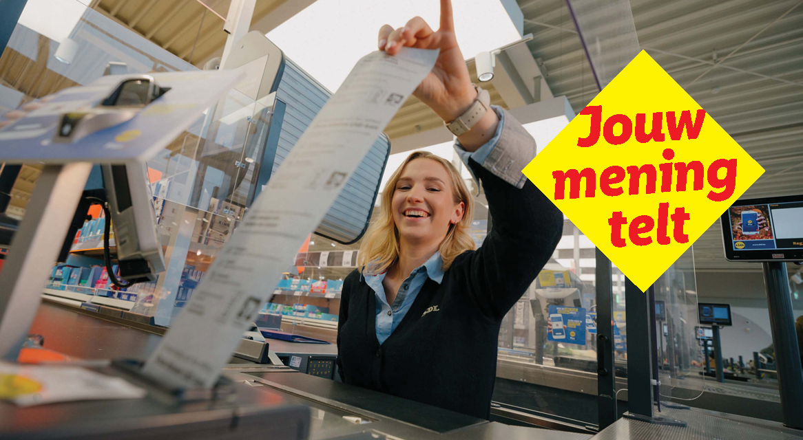 Een lachende Lidl-caissière houdt een lange kassabon vast, met de tekst 'Jouw mening telt'.