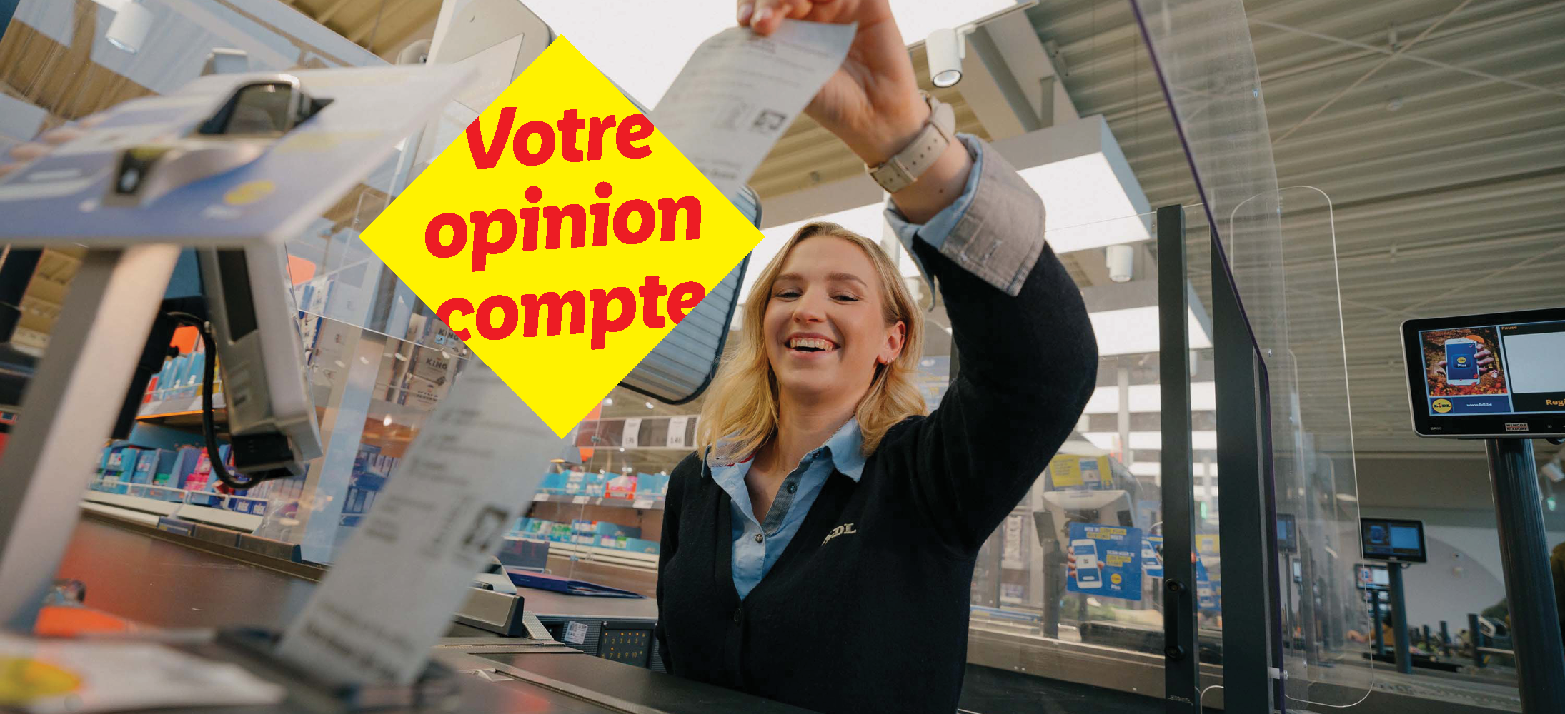 Een lachende Lidl-caissière houdt een lange kassabon vast, met de tekst 'Jouw mening telt'.