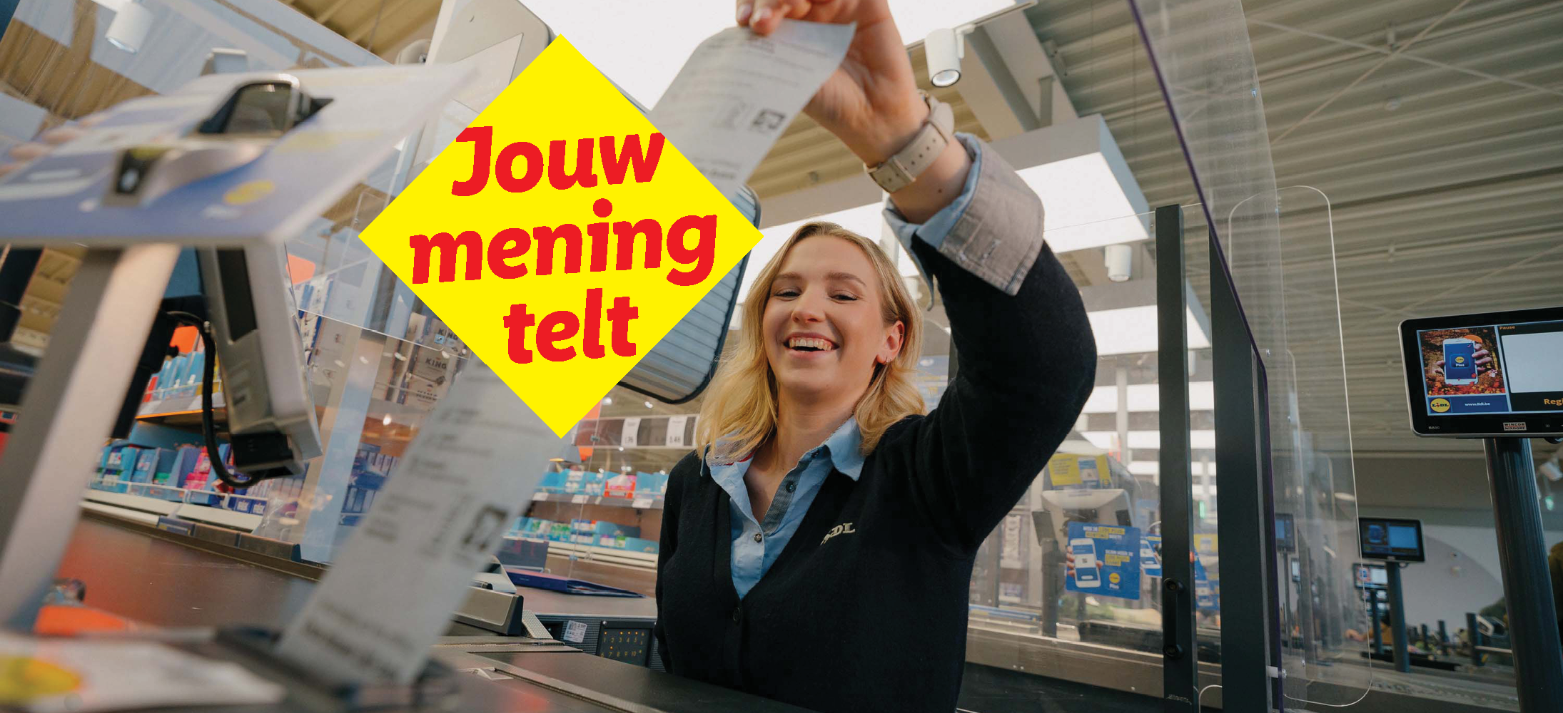 Een lachende Lidl-caissière houdt een lange kassabon vast, met de tekst 'Jouw mening telt'.