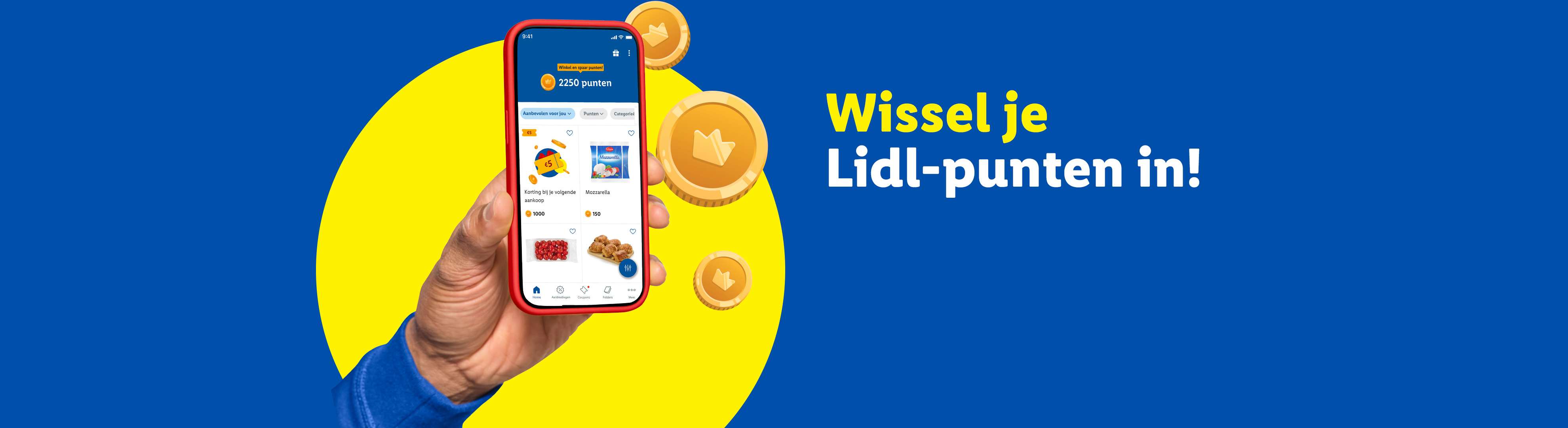 Een hand houdt een smartphone vast met de Lidl-app die loyaliteitspunten en aanbiedingen toont, waaronder mozzarella en gebak, op een blauwe achtergrond met gouden munten.