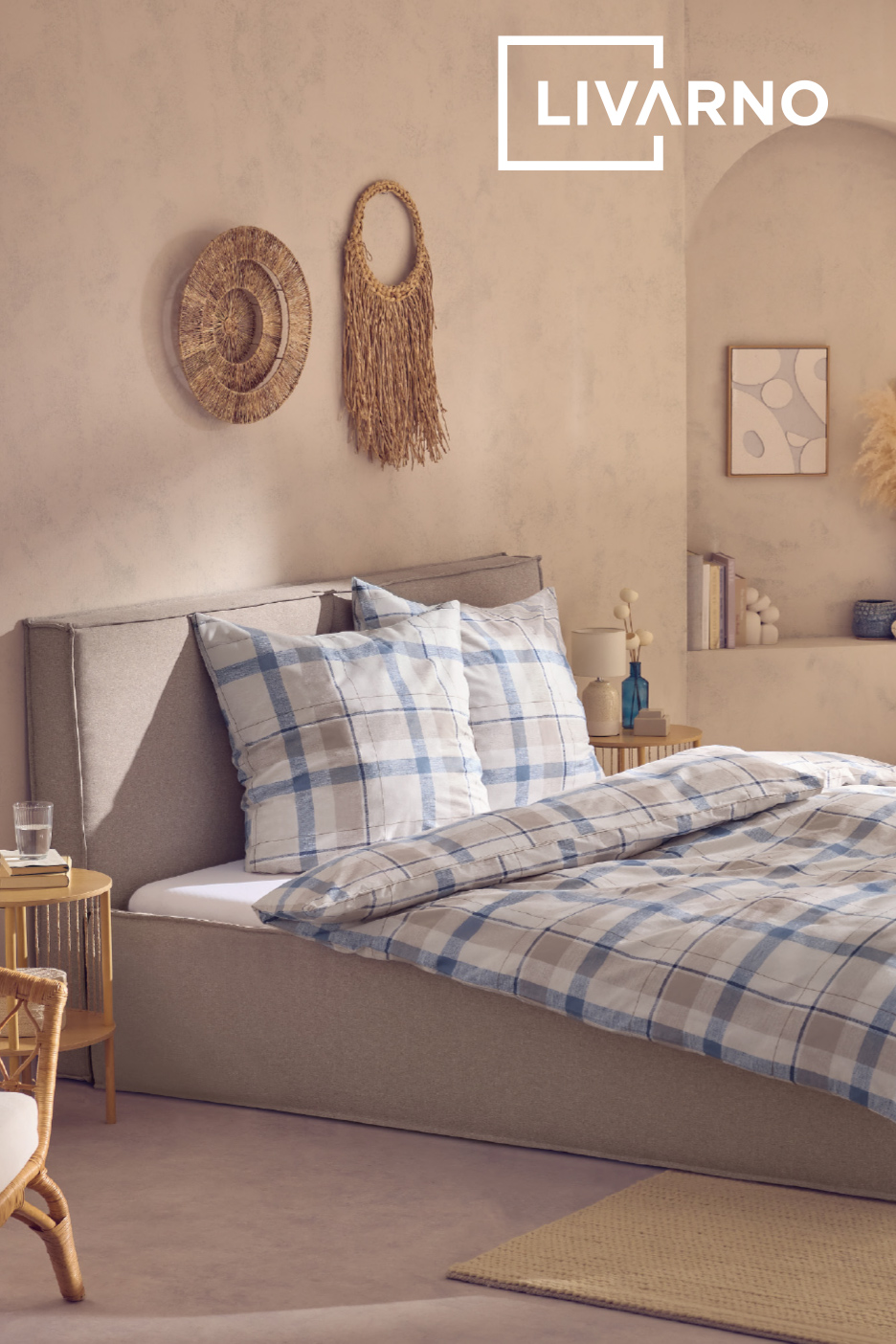 Slaapkamer met beddengoed met blauw en beige ruitpatroon, houten nachtkastje en wanddecoratie.