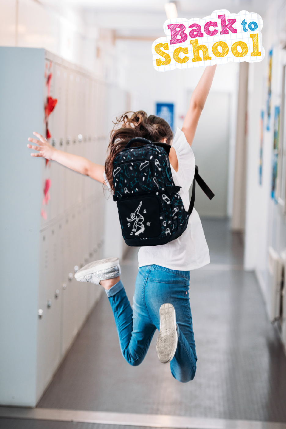 Vrolijk springend kind met rugzak en 'Back to School' bord in schoolgang.