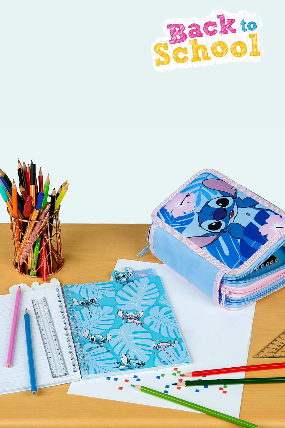Schoolbenodigdheden met Stitch-thema, inclusief etui, notitieboek en potloden.