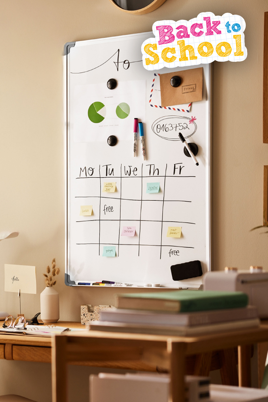 Een whiteboard met een weekplanner en notities, met de tekst 'Back to School'.