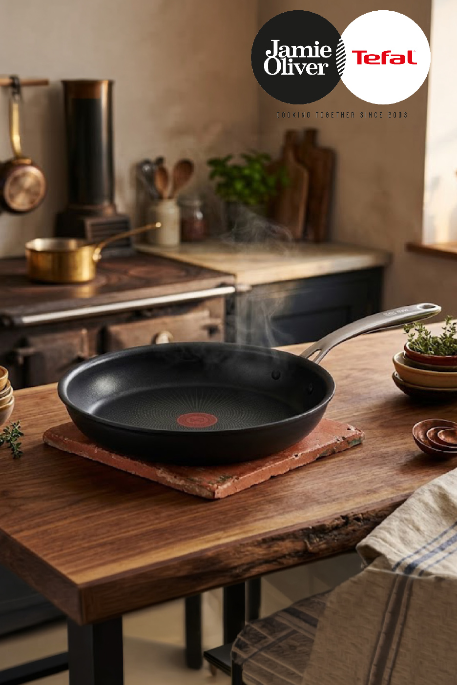 Zwarte koekenpan op een houten tafel in een rustieke keuken, met stoom die eruit komt.