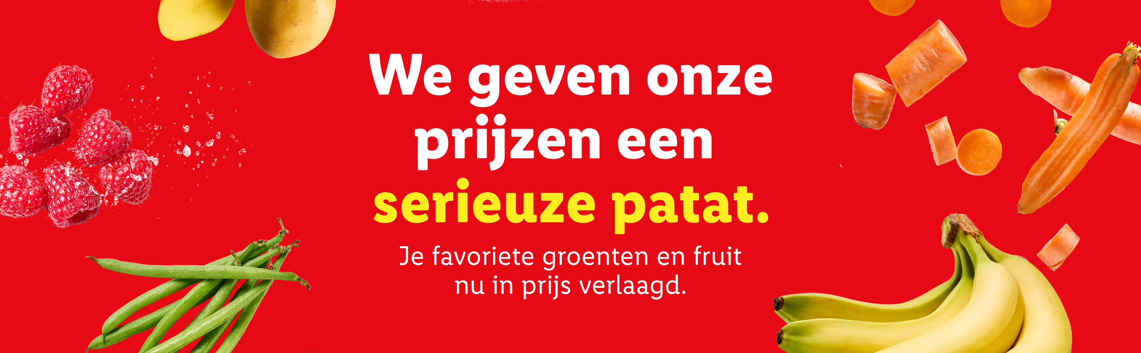 Verse groenten en fruit op een rode achtergrond met de tekst: 'We geven onze prijzen een serieuze patat. Je favoriete groenten en fruit nu in prijs verlaagd.'