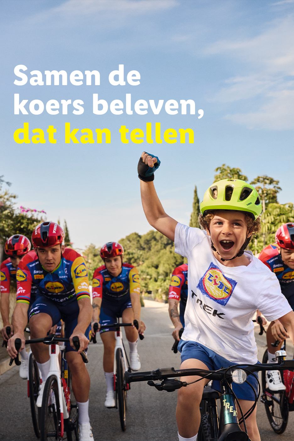 Een kind op een fiets juicht met volwassen fietsers op de achtergrond. Tekst: 'Samen de koers beleven, dat kan tellen'