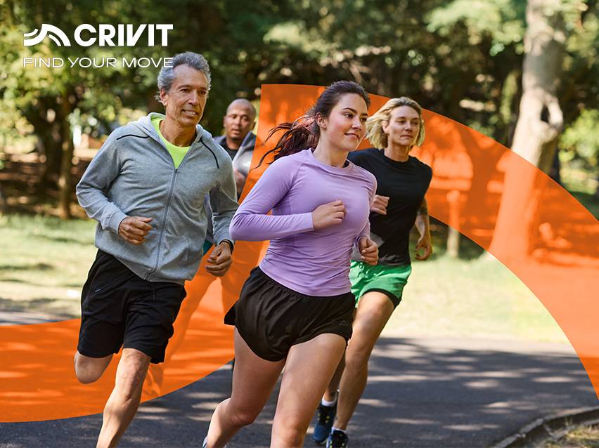 Quatre personnes de différents âges et sexes courent sur un chemin, vêtues de vêtements de sport.