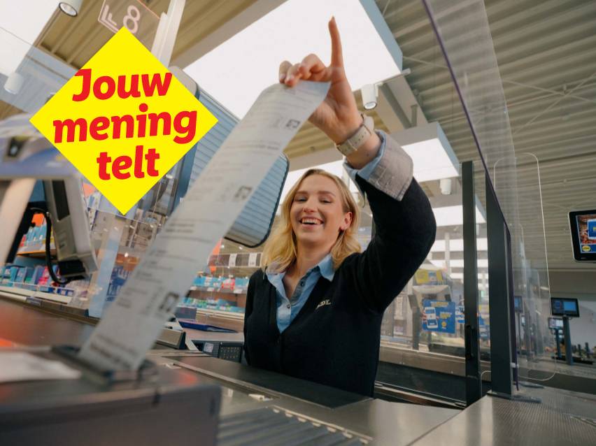Lachende caissière met een lange kassabon, met de tekst 'Jouw mening telt'.