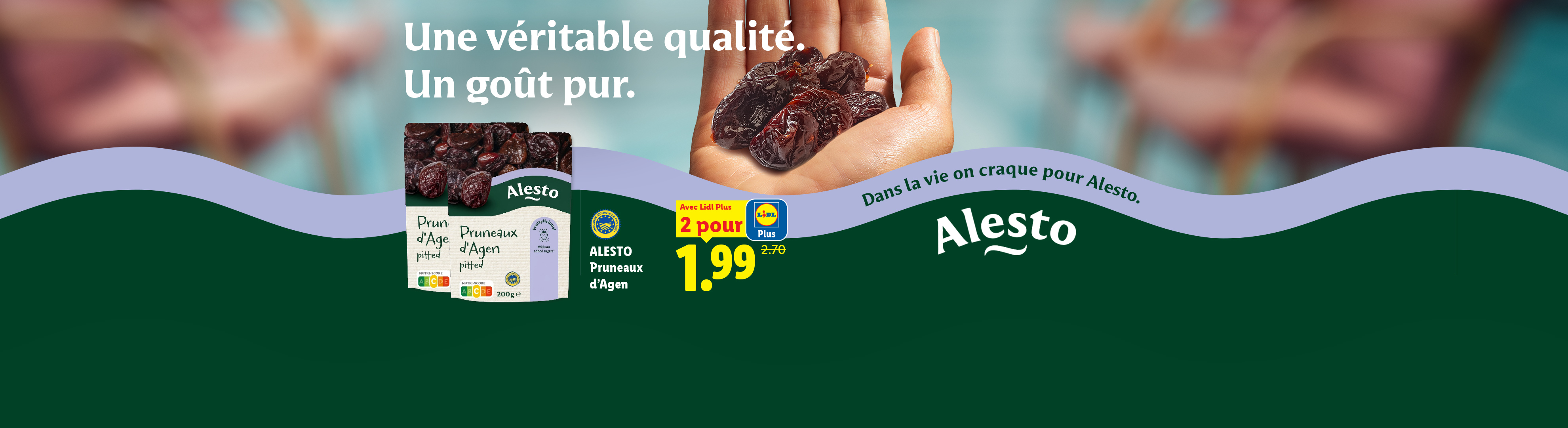 Une main tenant des pruneaux et deux paquets de pruneaux, avec le texte 'Une véritable qualité. Un goût pur.' et une offre de 2 pour 1,99 €.
