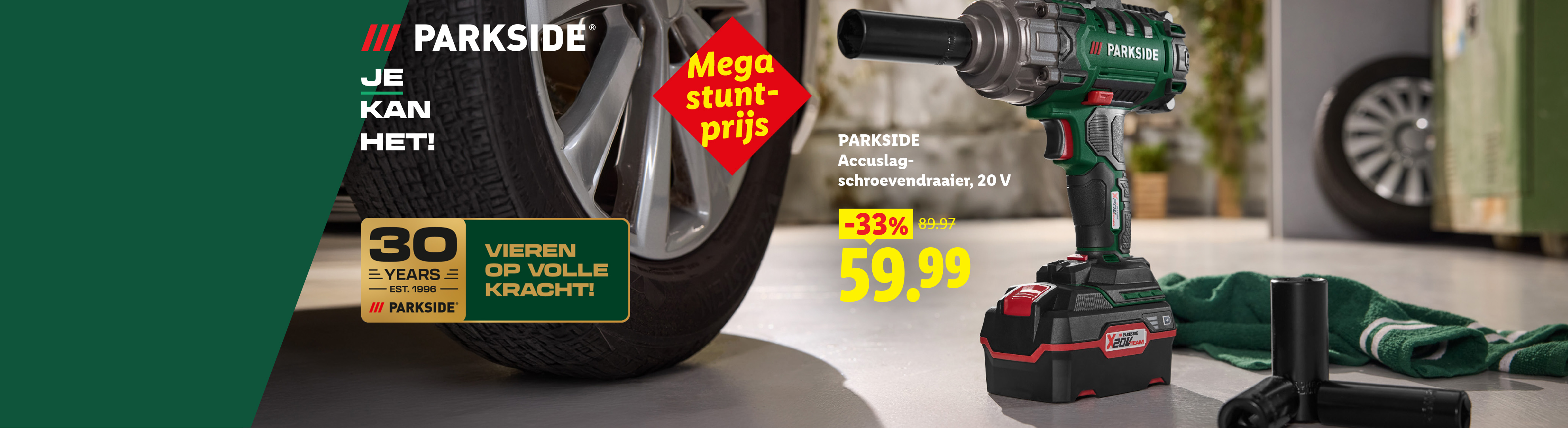 Een accuboormachine met een korting van 33% op de voorgrond, met een autoband op de achtergrond.