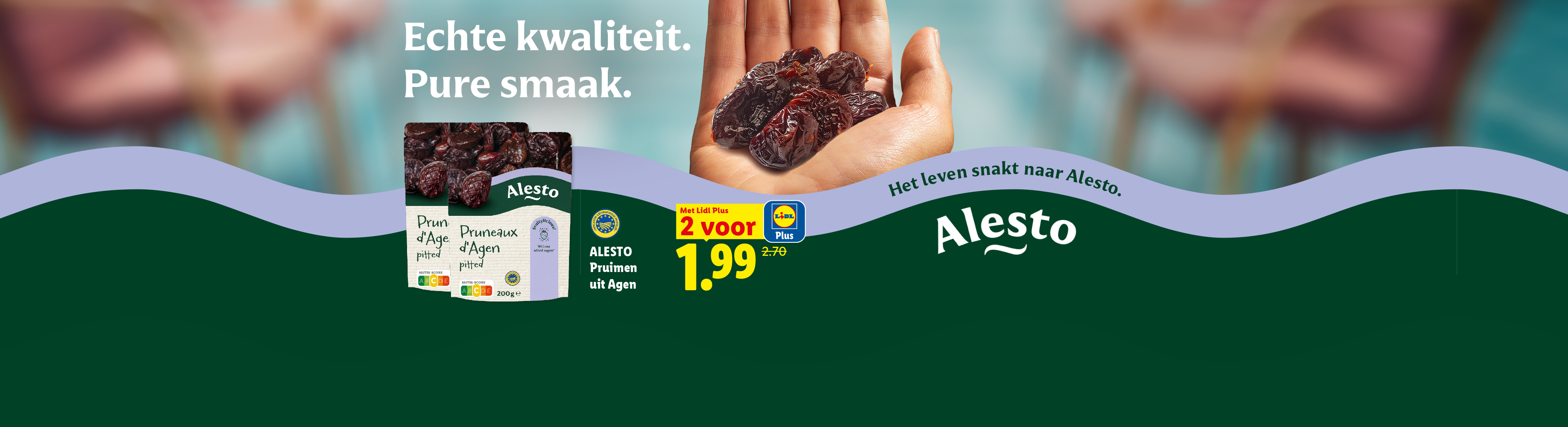 Een hand vol gedroogde pruimen en twee verpakkingen pruimen, met de tekst 'Echte kwaliteit. Pure smaak.' en 'Het leven snakt naar pruimen.'