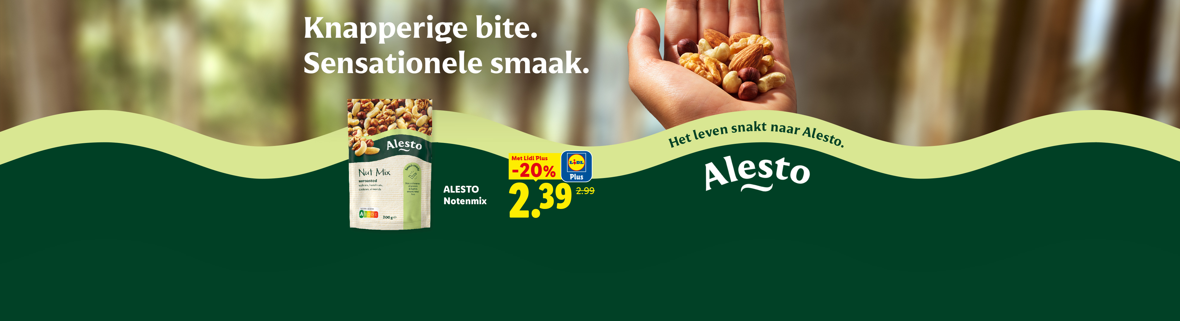 Een hand vol noten en een zakje notenmix met de tekst 'Knapperige bite. Sensationele smaak.' en 'Het leven snakt naar Alesto.'
