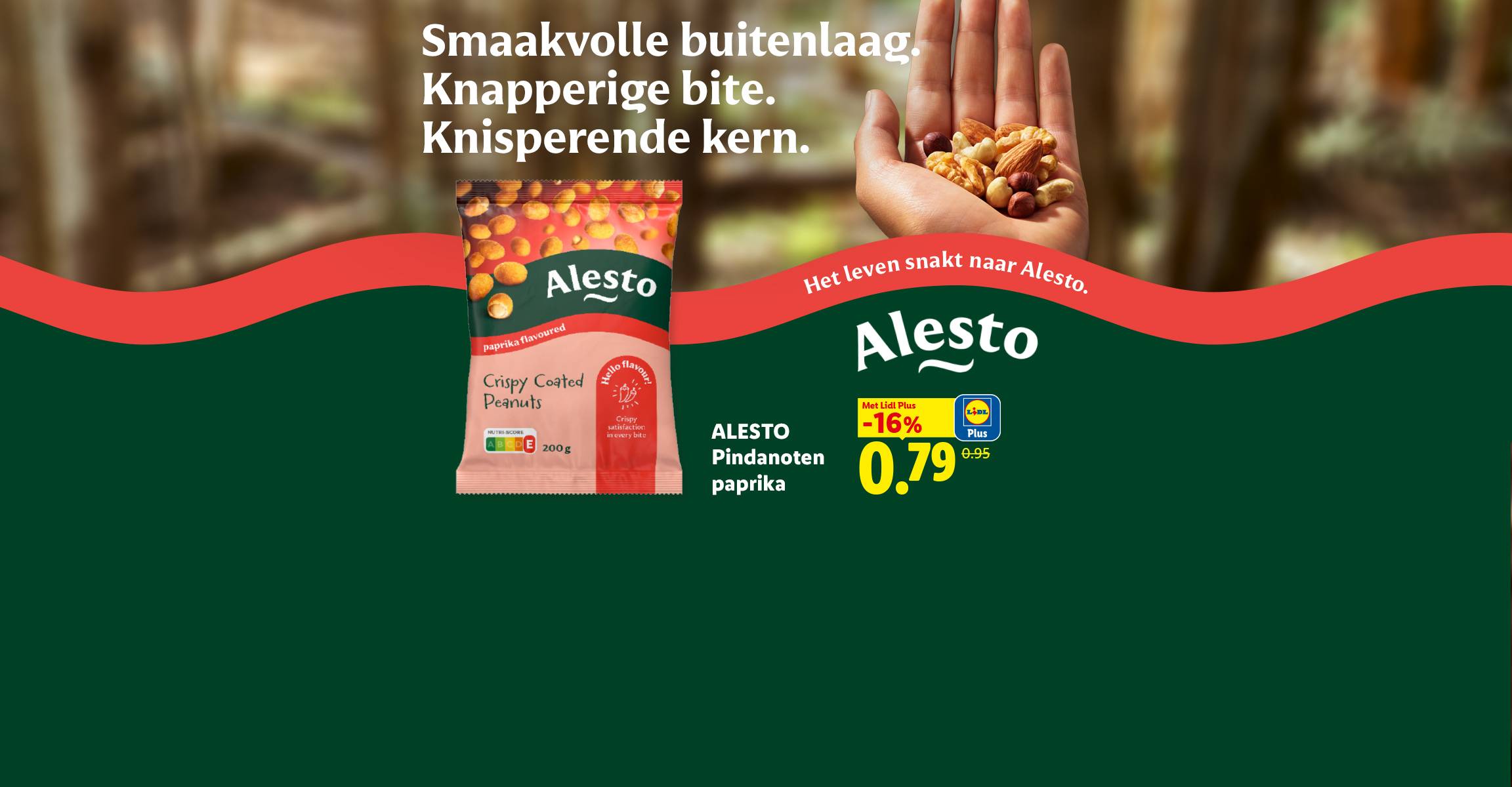 Een handvol noten en een zakje paprika-pinda's, met de tekst: 'Smaakvolle buitenlaag. Knapperige bite. Knisperende kern. Het leven snakt naar Alesto.'