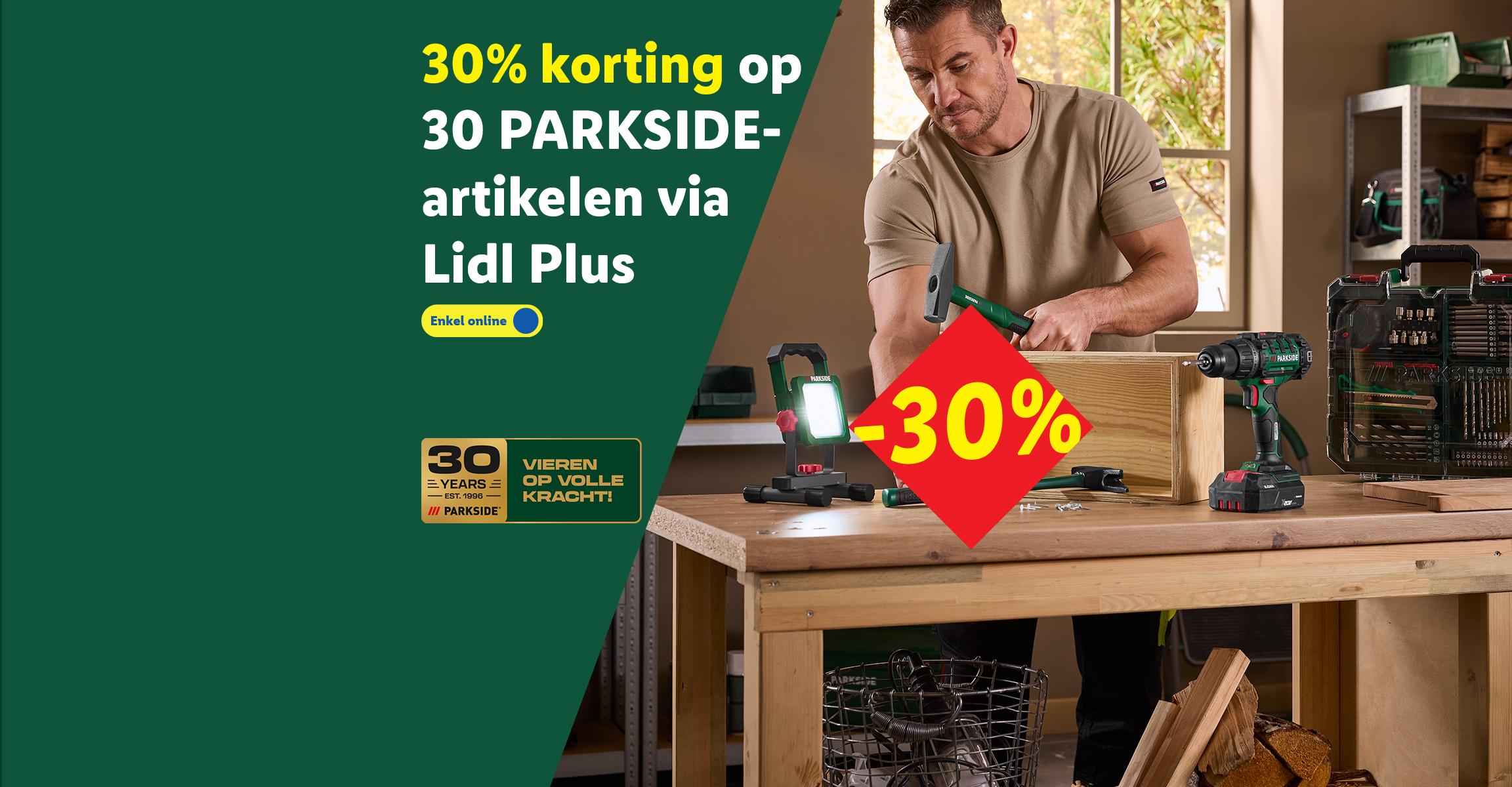 Een man gebruikt een hamer in een werkplaats, met een boormachine en gereedschapskist, en een 30% kortingsactie.