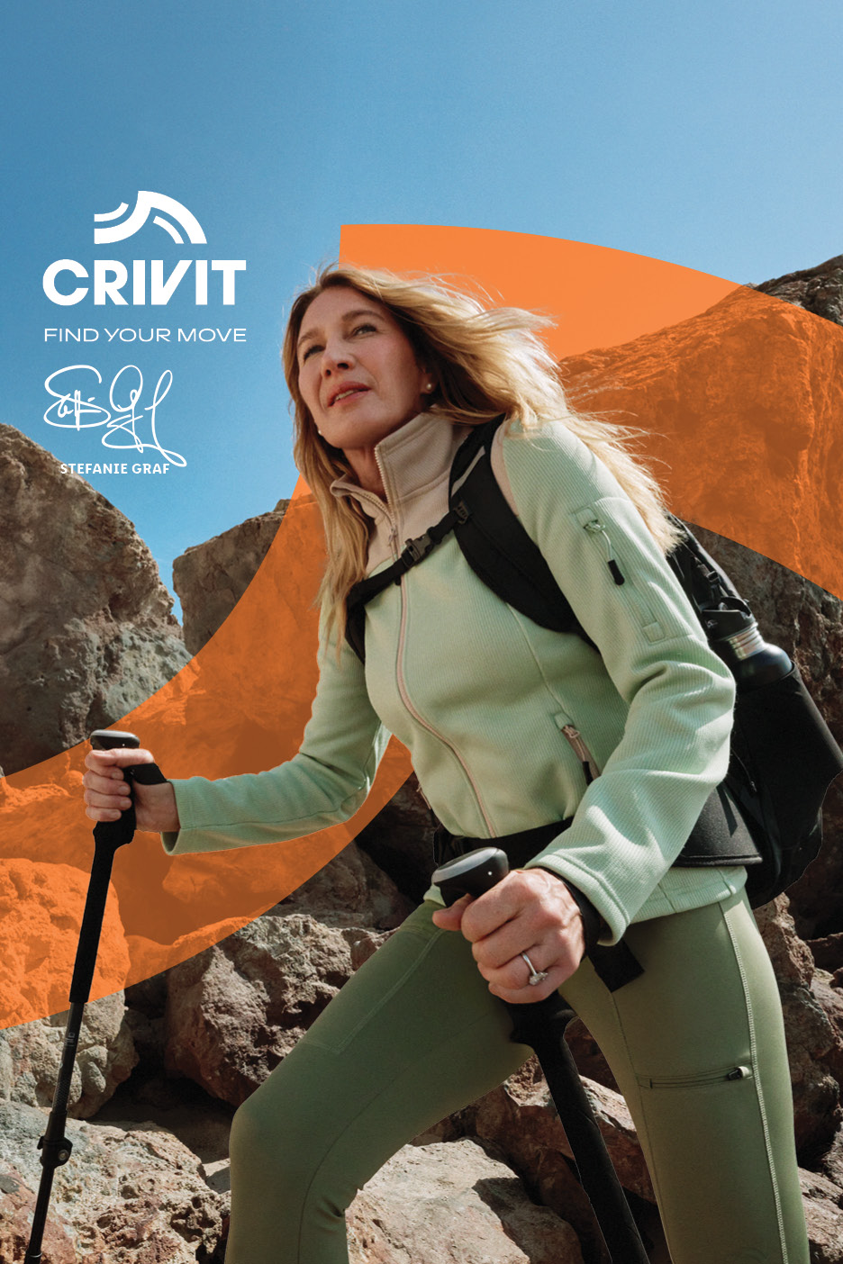 Vrouw in wandelkleding met wandelstokken, tegen een achtergrond van blauwe lucht en rotsen.