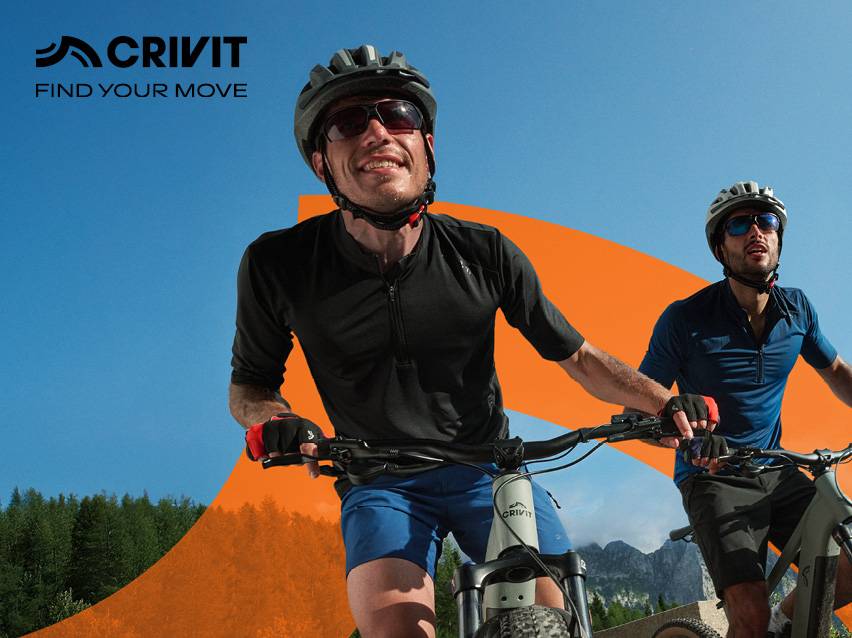 Twee lachende mannen op mountainbikes, met helmen en zonnebrillen, met de tekst 'FIND YOUR MOVE'.