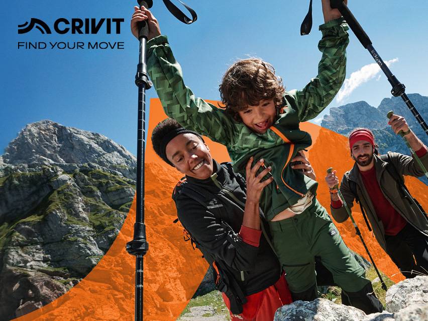 Famille en tenue de randonnée avec bâtons de marche, s'amusant en montagne. Trouvez votre mouvement.