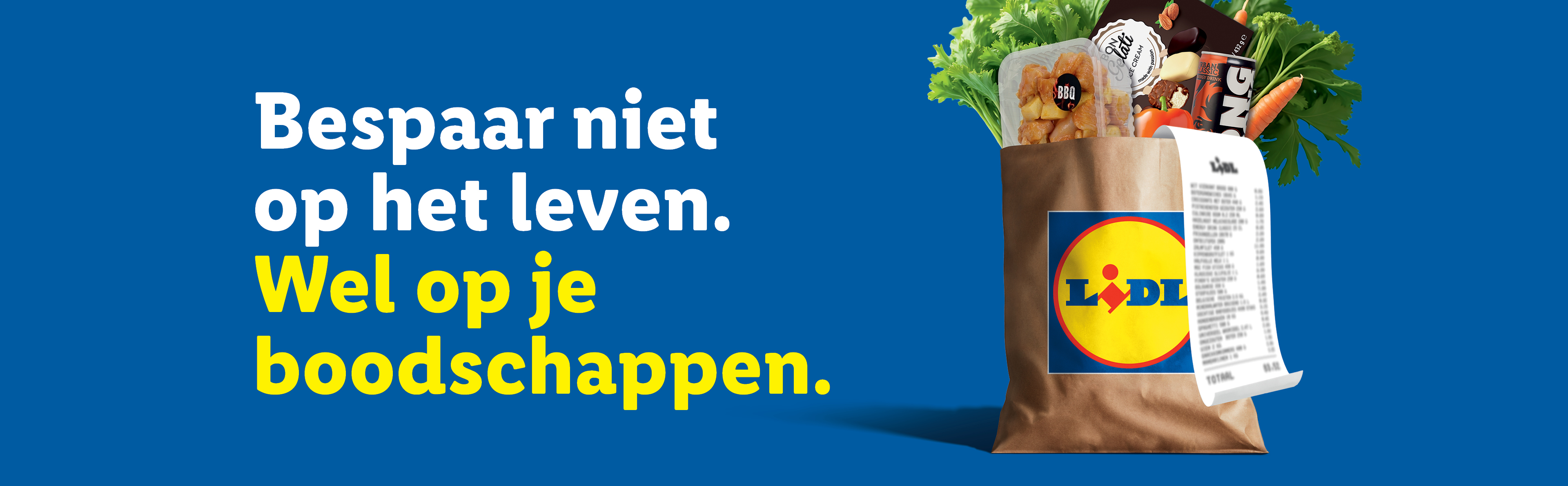 Een boodschappentas van Lidl met verse groenten, vlees, ijs en een kassabon, met de tekst: 'Bespaar niet op het leven. Wel op je boodschappen.'