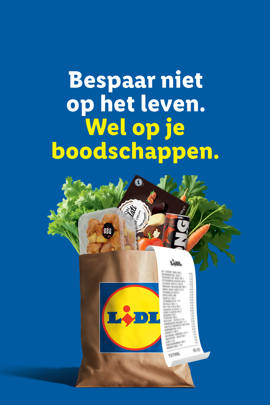Een boodschappentas gevuld met verse producten, vlees, ijs en drankjes, met een kassabon, op een blauwe achtergrond. Tekst: “Bespaar niet op het leven. Wel op je boodschappen.”