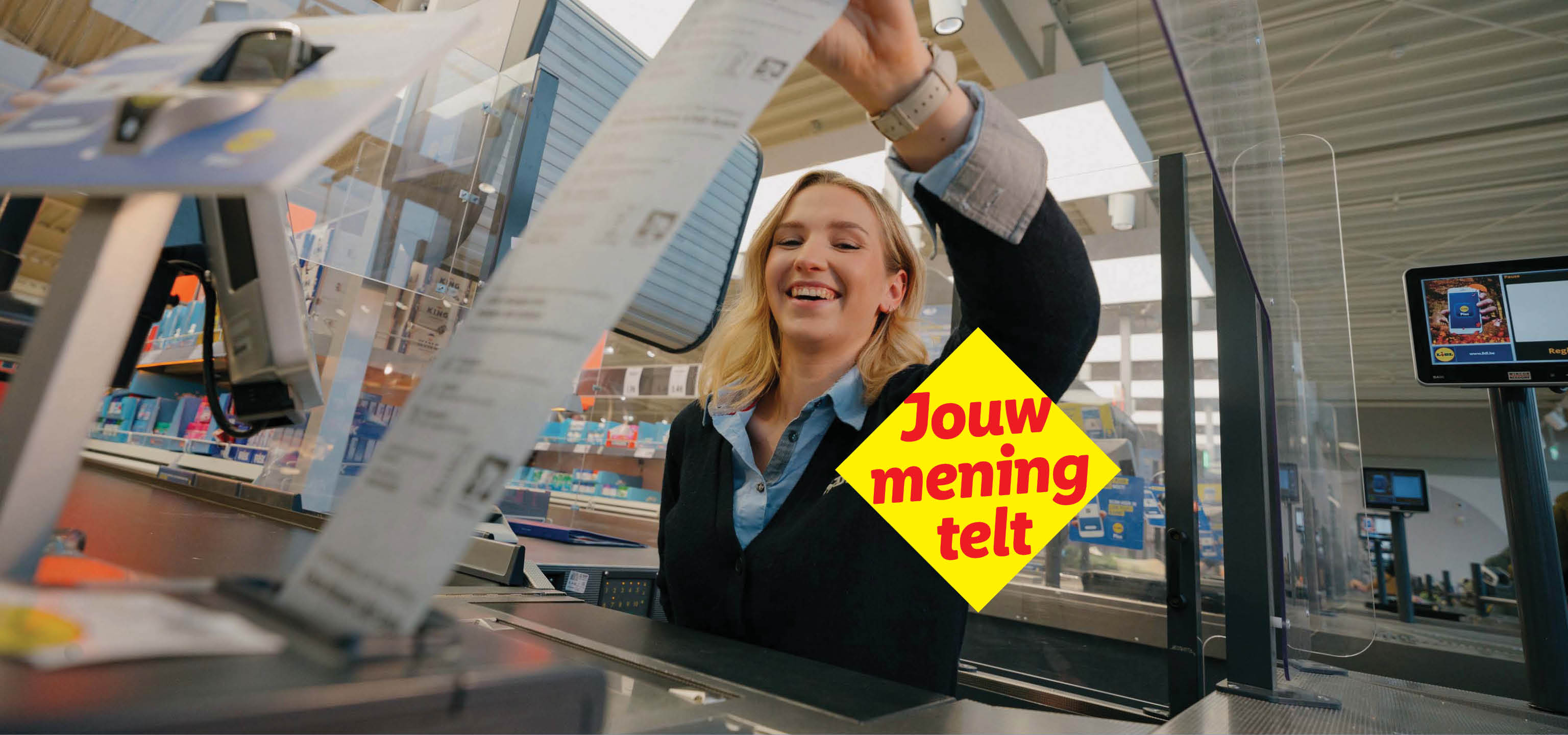 Een lachende kassière houdt een lange kassabon vast, met de tekst 'Jouw mening telt'.