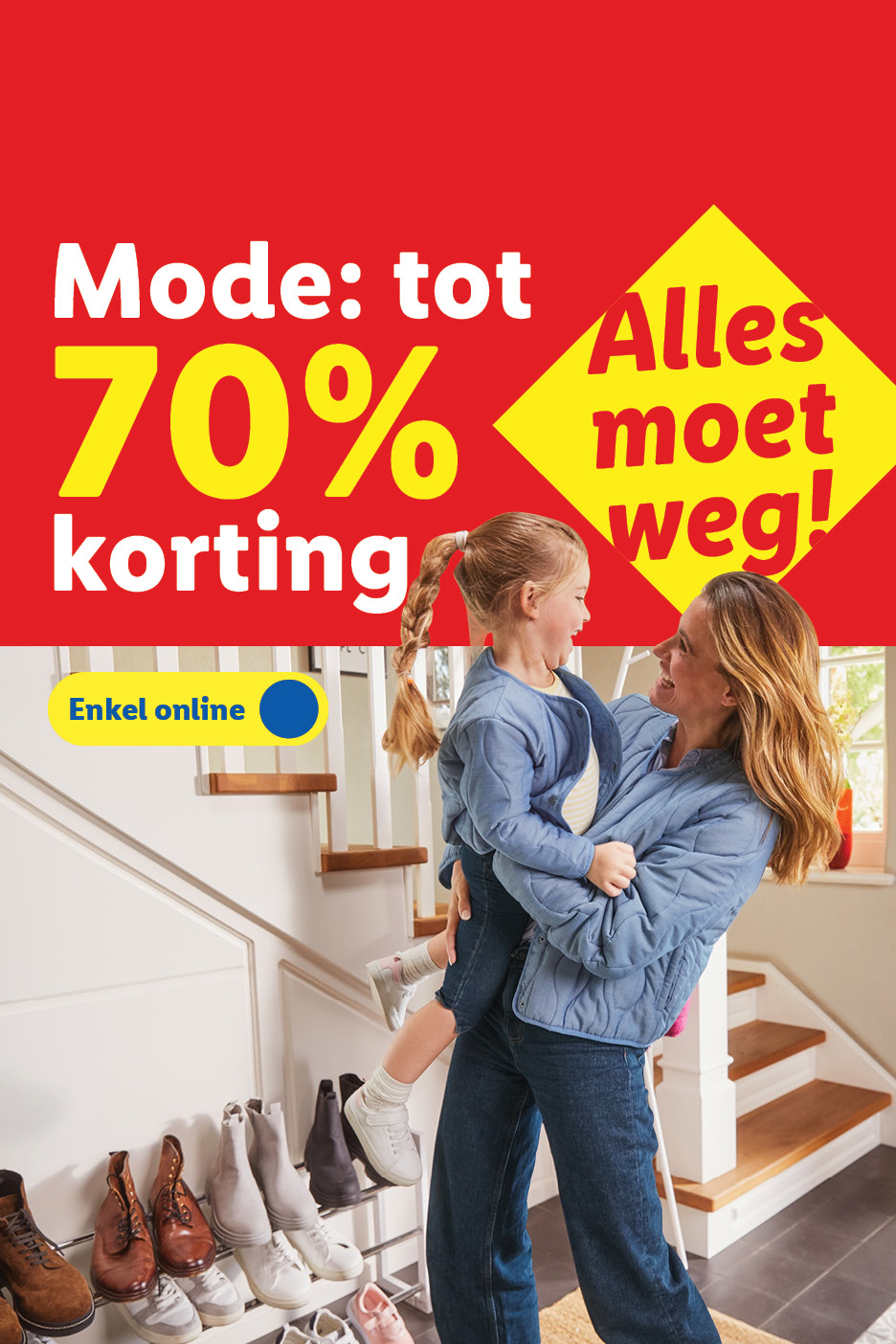 Mode-uitverkoop met kortingen tot 70% online, met een moeder en dochter in bijpassende jassen.