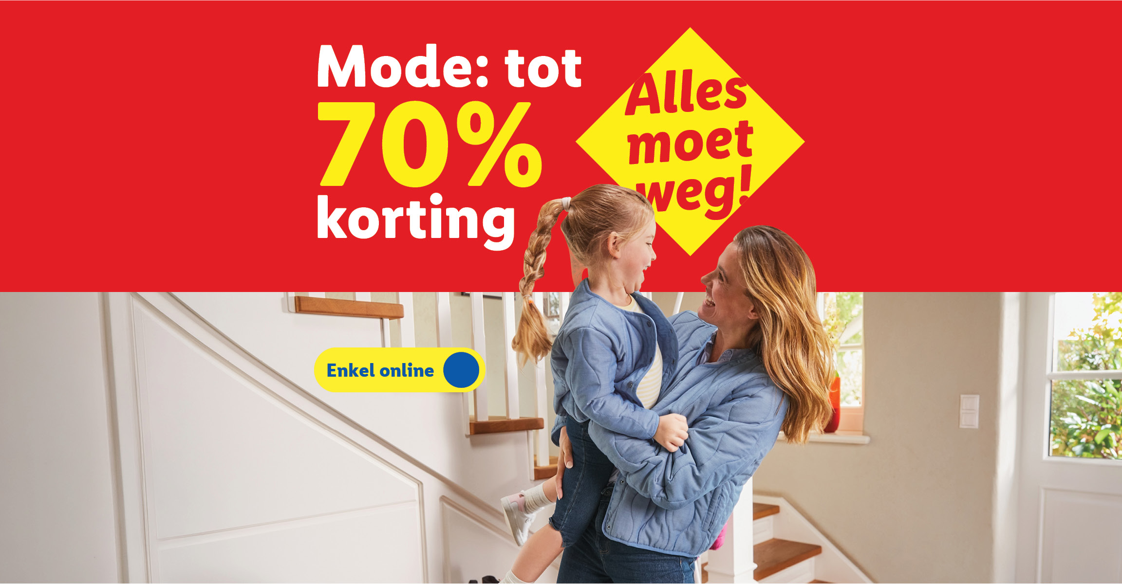 Moeder en dochter in blauwe jassen met de tekst: Mode tot 70% korting, alles moet weg.