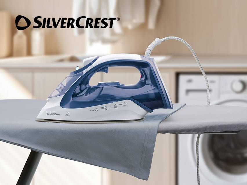 Blauw-wit strijkijzer op een strijkplank met een grijs kledingstuk.