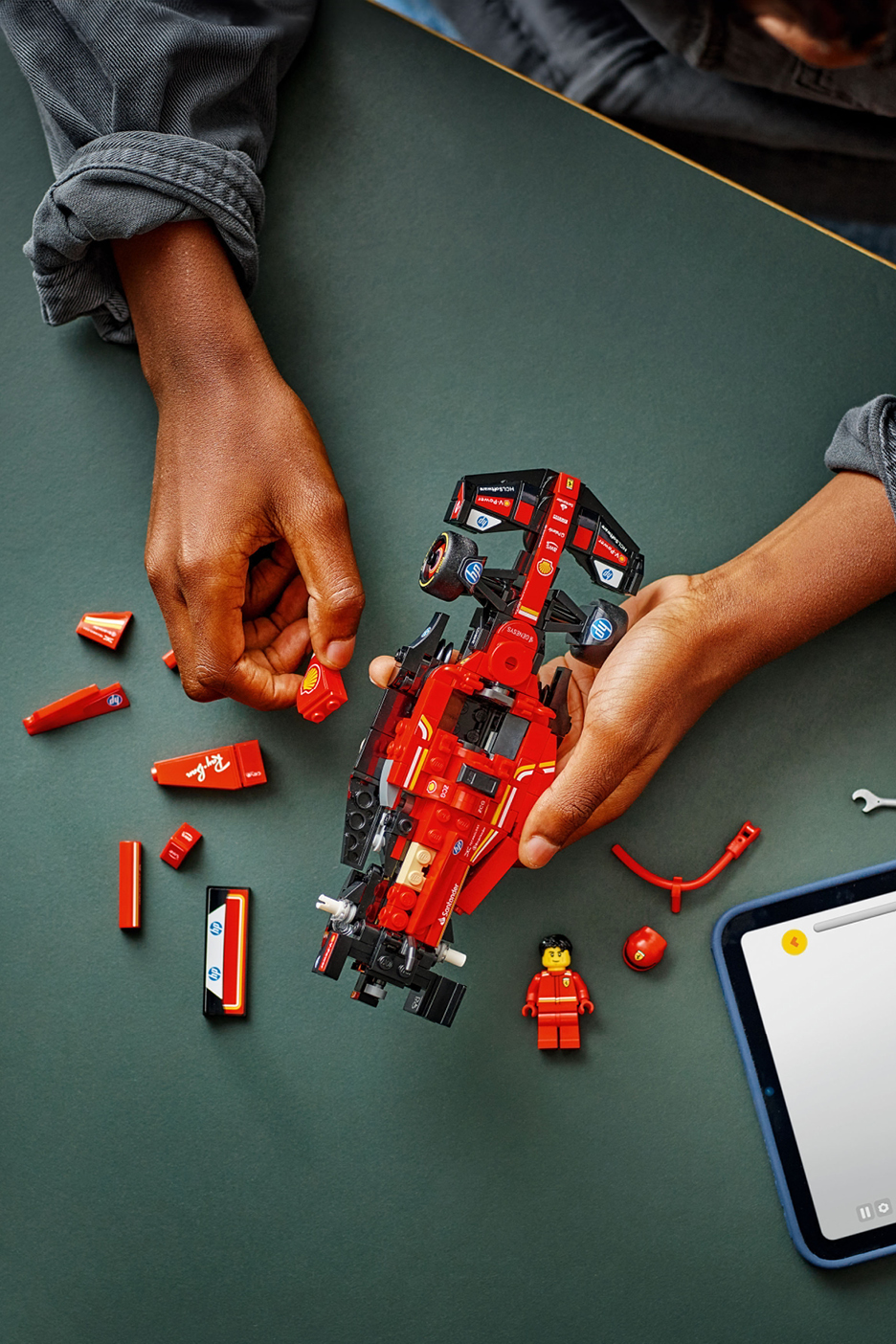 Gedetailleerde weergave: LEGO Speed Champions Ferrari F1-raceauto met minifiguur en accessoires
