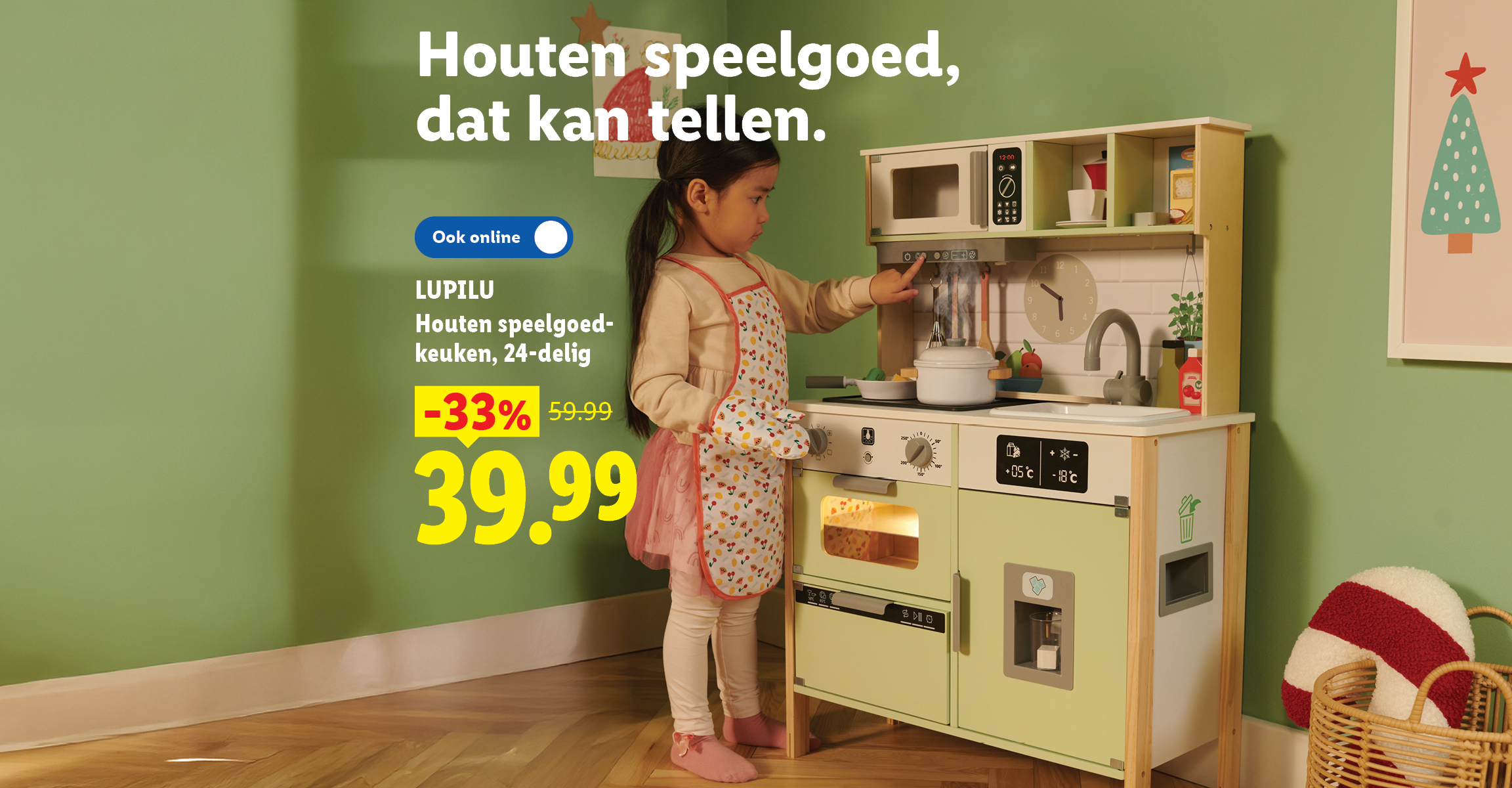 Houten speelgoedkeuken met een spelend kind en korting.