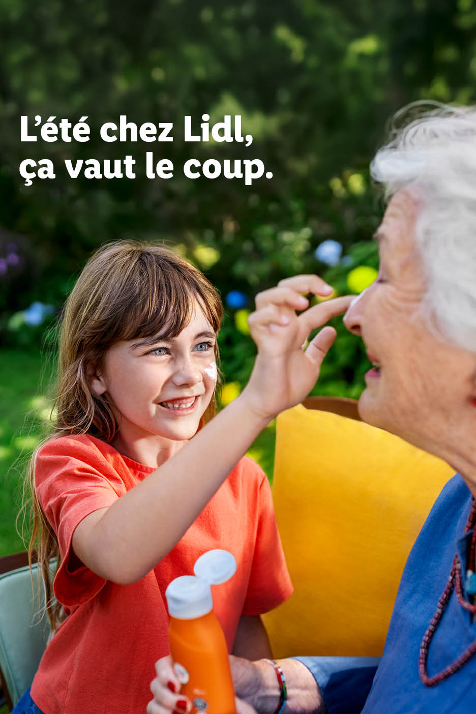 Meisje smeert zonnebrandcrème op gezicht van oudere vrouw. Tekst: Zomer bij Lidl, dat is de moeite waard.