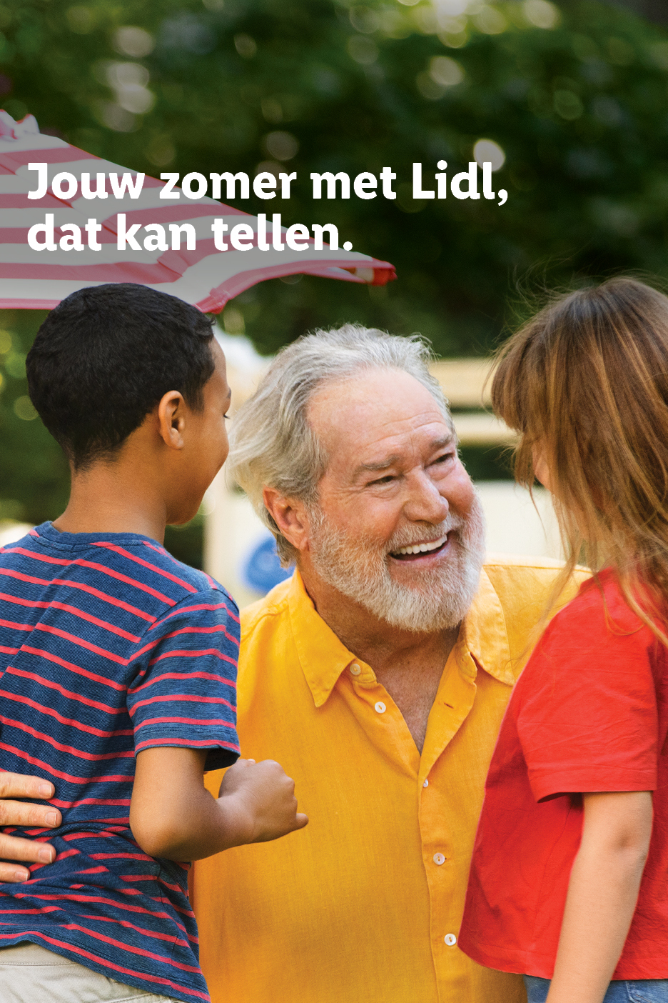 Een meisje smeert zonnebrandcrème op de neus van een oudere vrouw in een tuin. Tekst: Jouw zomer met Lidl, dat kan tellen.
