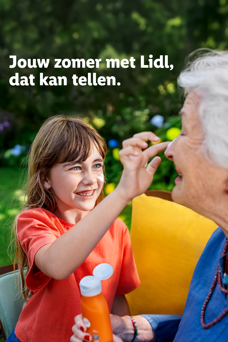 Een meisje smeert zonnebrandcrème op de neus van een oudere vrouw in een tuin. Tekst: Jouw zomer met Lidl, dat kan tellen.