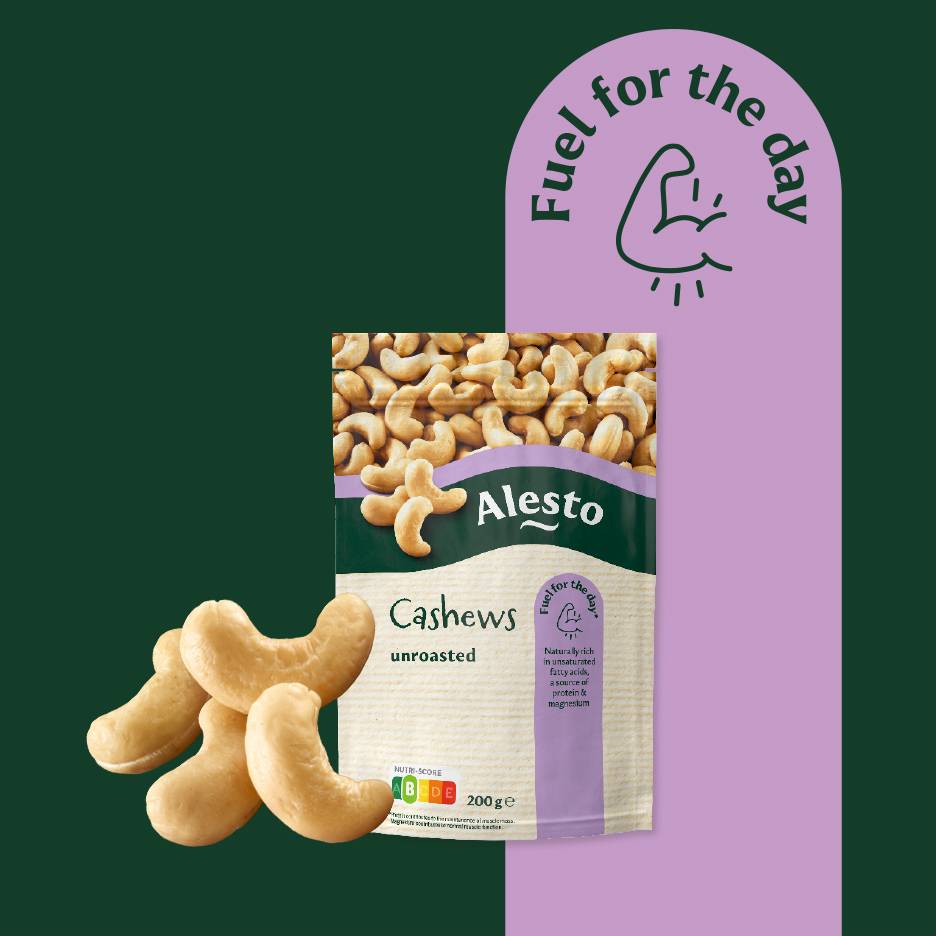 Sachet de noix de cajou non grillées avec une étiquette violette 'Fuel for the day'.