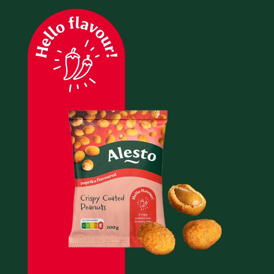 Zak paprika-gecoate pinda's met de tekst 'Hello flavour!' en losse pinda's.