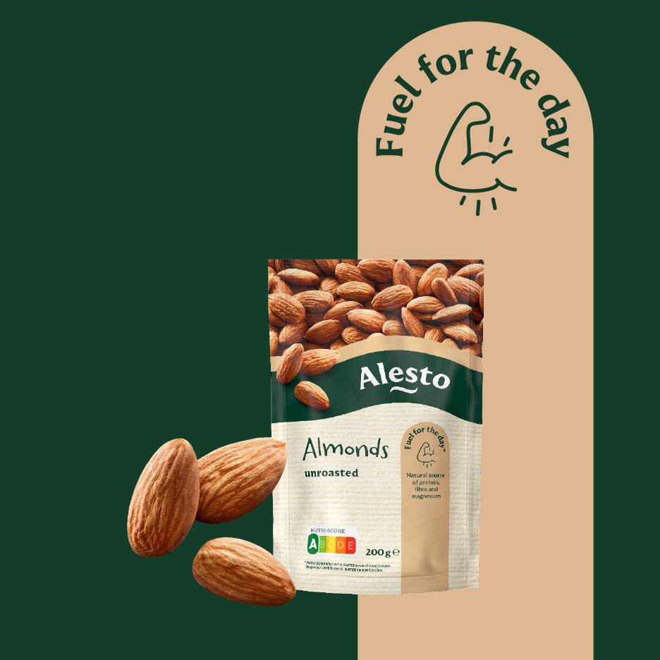 Zak ongeroosterde amandelen met een 'Fuel for the day' logo en losse amandelen.