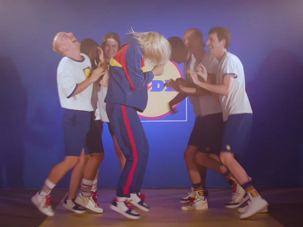 Des danseurs en vêtements Lidl dansent.