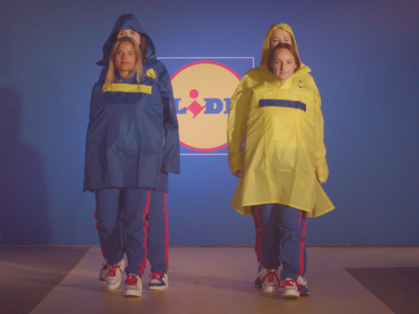 Mannequins en imperméables Lidl.
