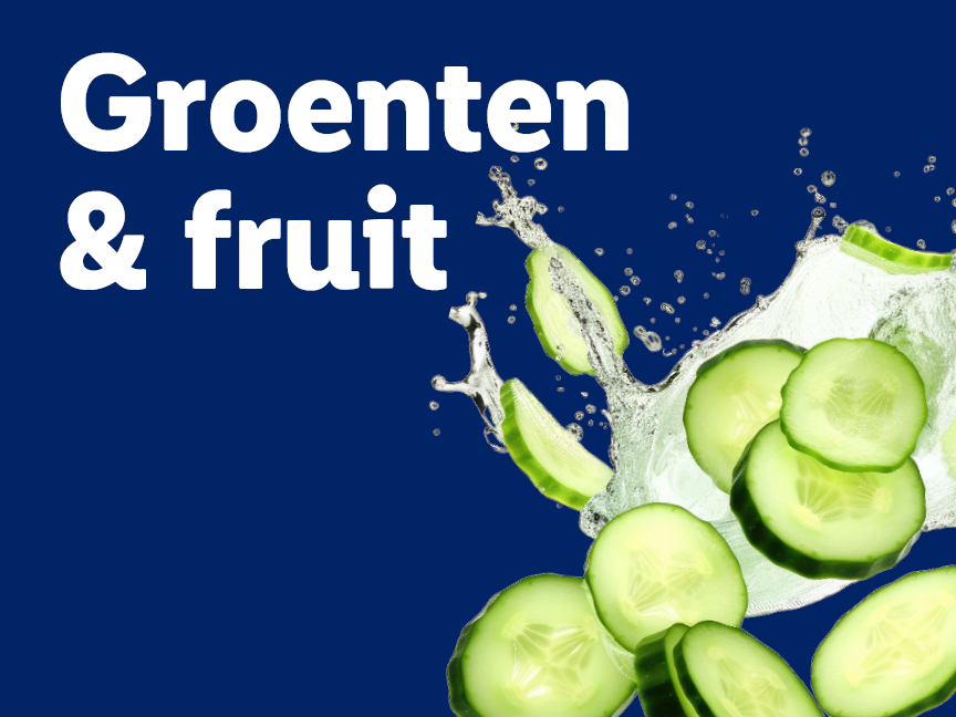 Gesneden komkommers met waterspatten op een blauwe achtergrond met de tekst 'Groenten & fruit'.