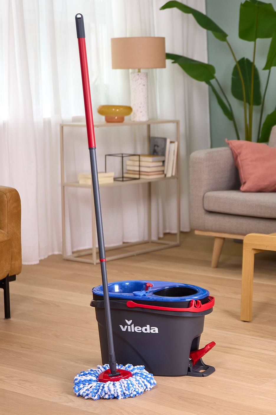 Vileda dweil en emmer in een moderne woonkamer.