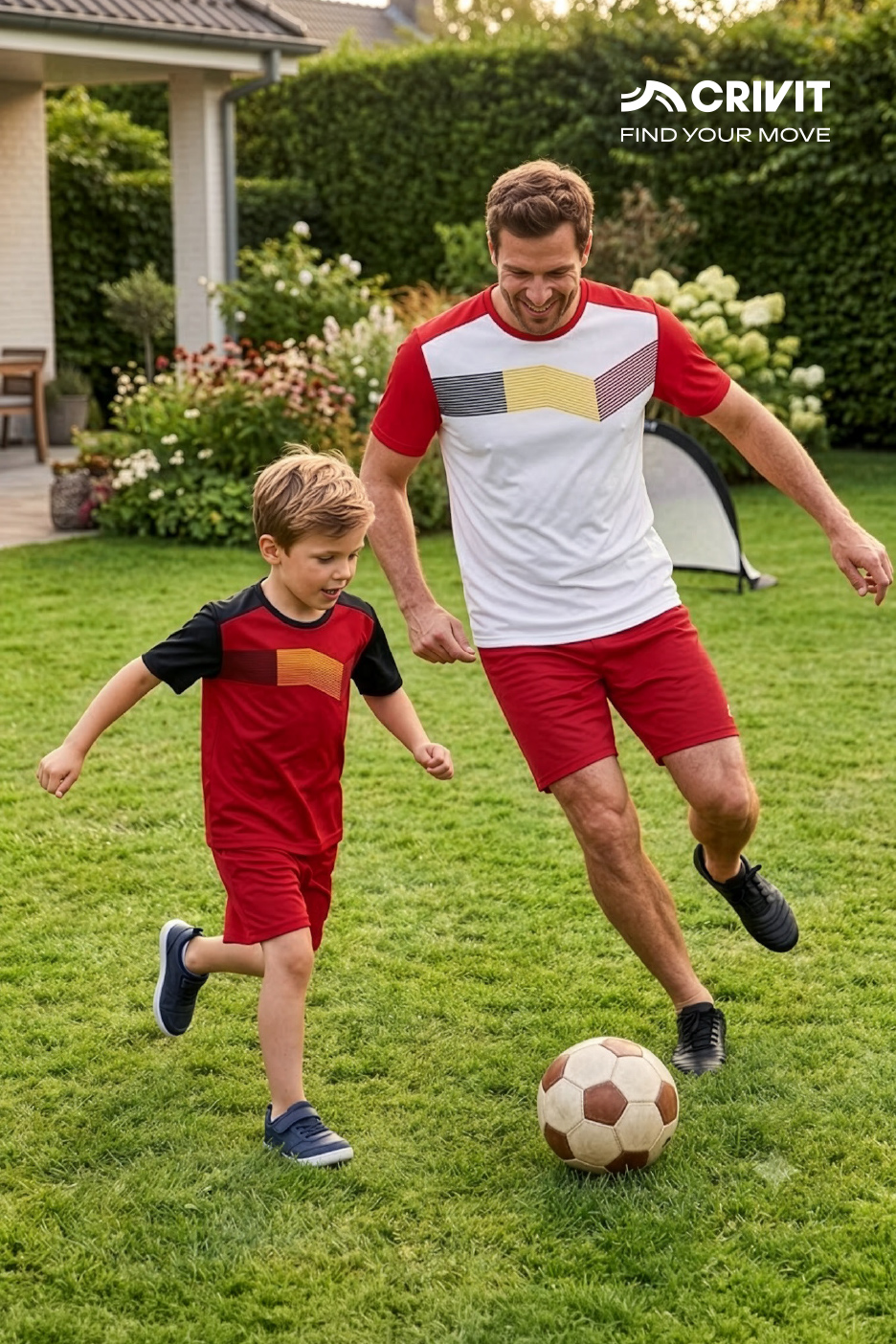 Vader en zoon in sportkleding spelen voetbal in de tuin.